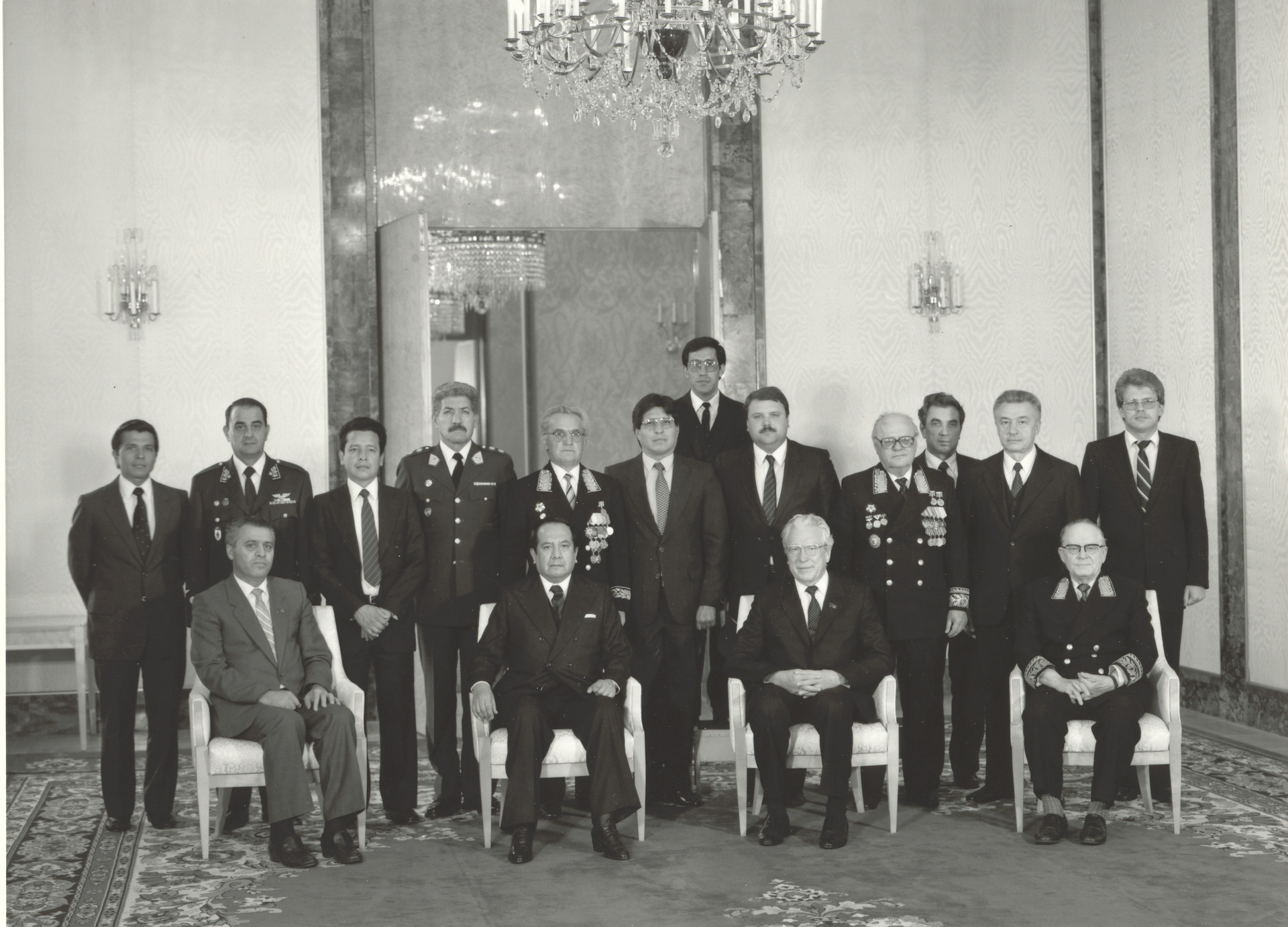 Entrega de las cartas credenciales del embajador extraordinario y plenipotenciario de Perú, Roger Eloy Loayza. 1986. 