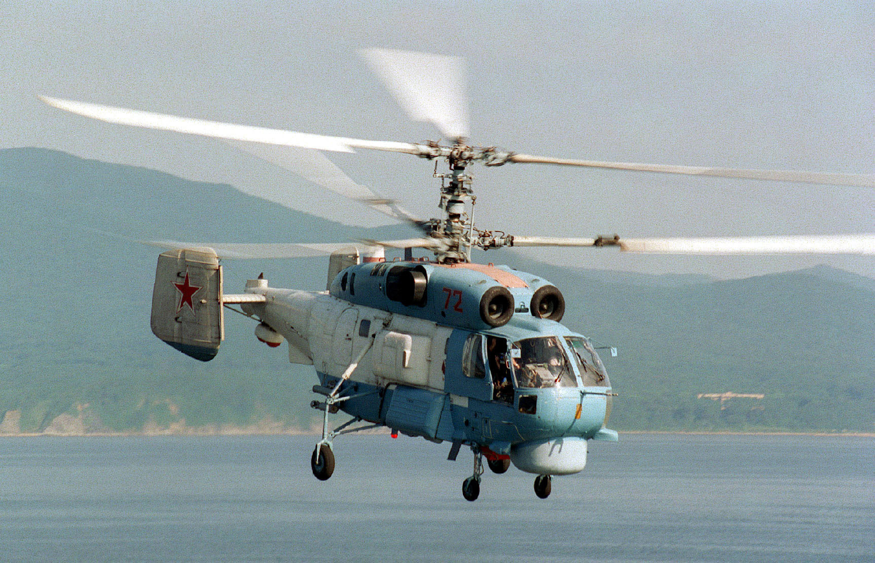 Ruski helikopter Ka-27PS prolijeće blizu palube američkog desantnog broda USS Belleau Wood pripremajući se za slijetanje tokom manevara 