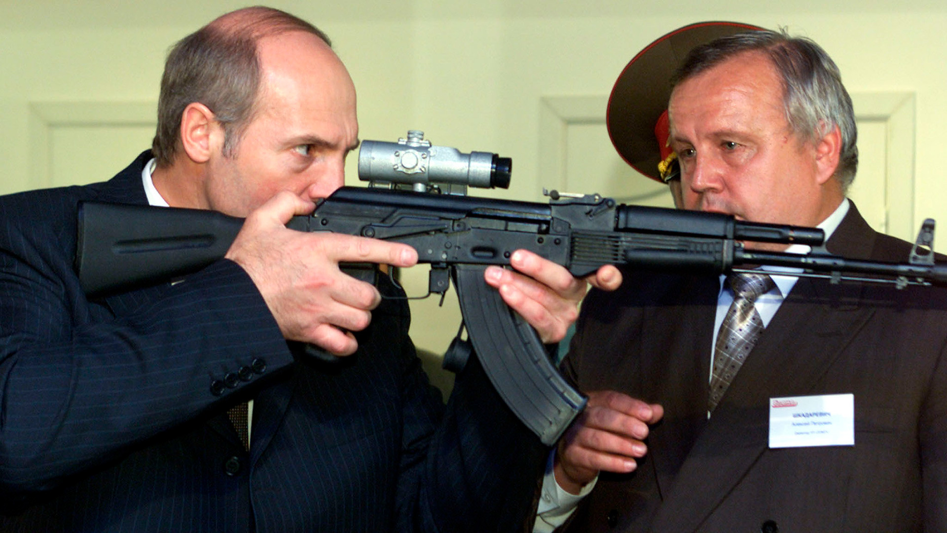 Presiden Belarus Aleksandr Lukashenko menguji senapan AK di sebuah pabrik di Minsk pada 2001.