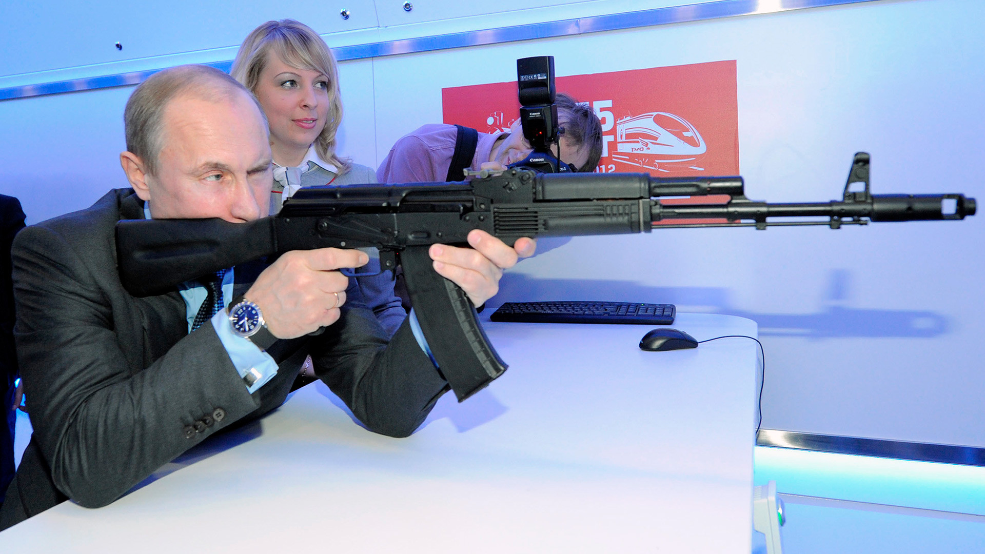 Presiden Rusia Vladimir Putin menguji AK-74 selama pameran militer di Rusia.