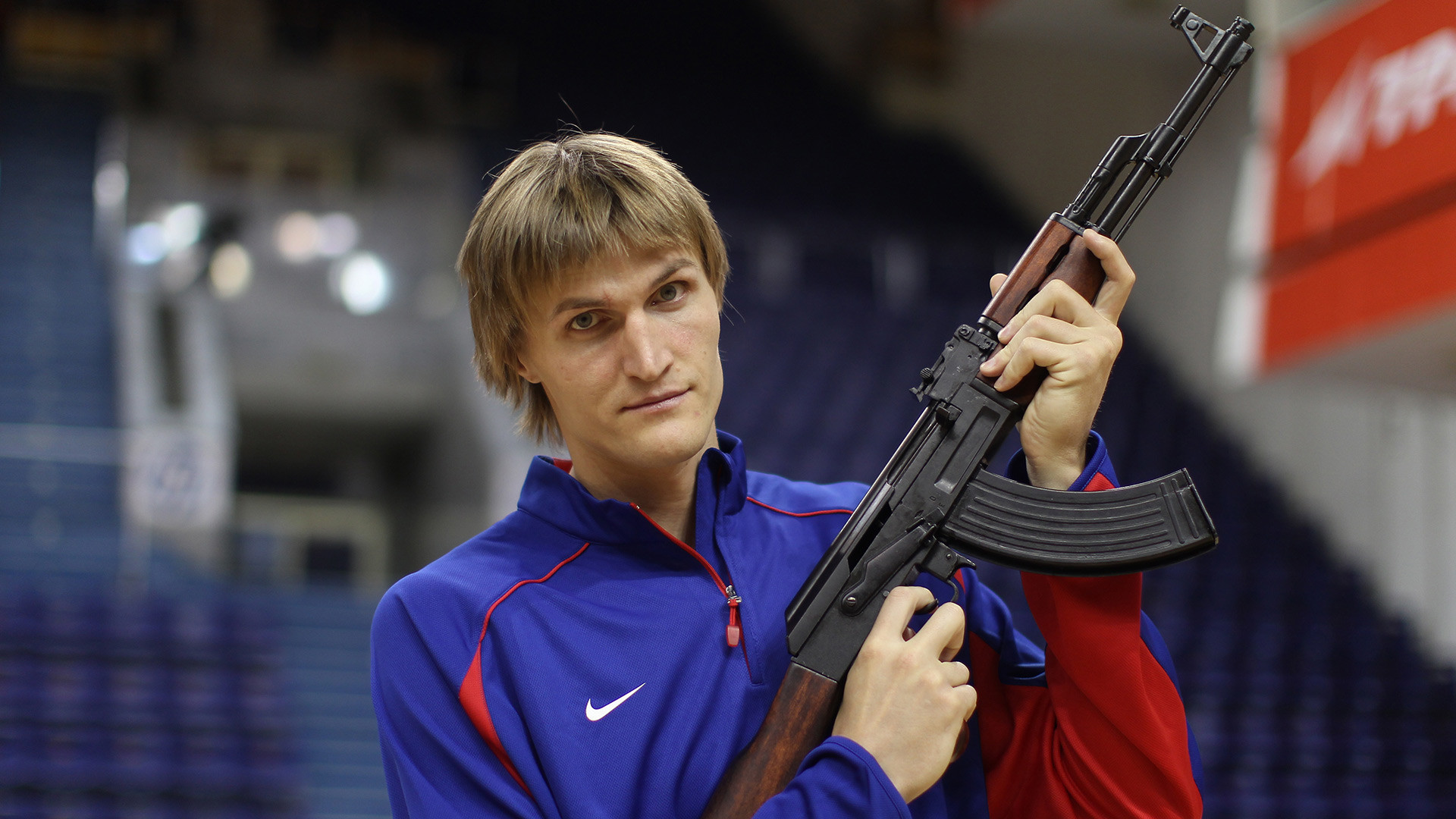 Astro do basquete Andrêi Kirilenko empunha um AK durante sessão de fotos para seu novo clube