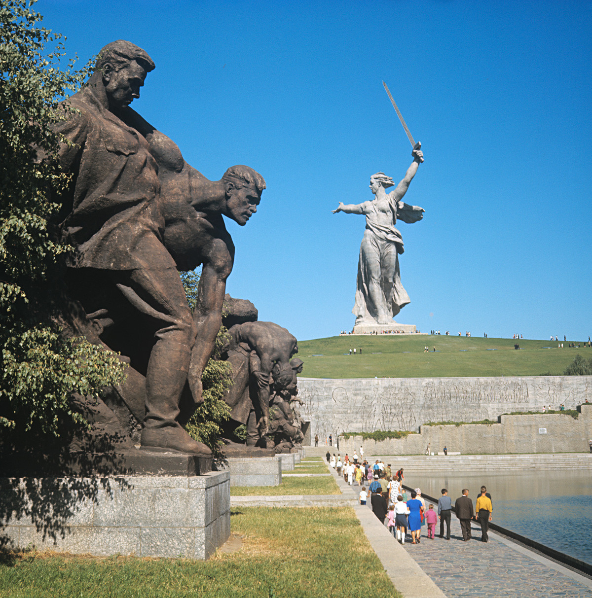 Споменикот „Мајка Татковина“. Меморијален комплекс на Мамаев Курган. Поглед од Плоштадот на паднатите борци, 1971.

