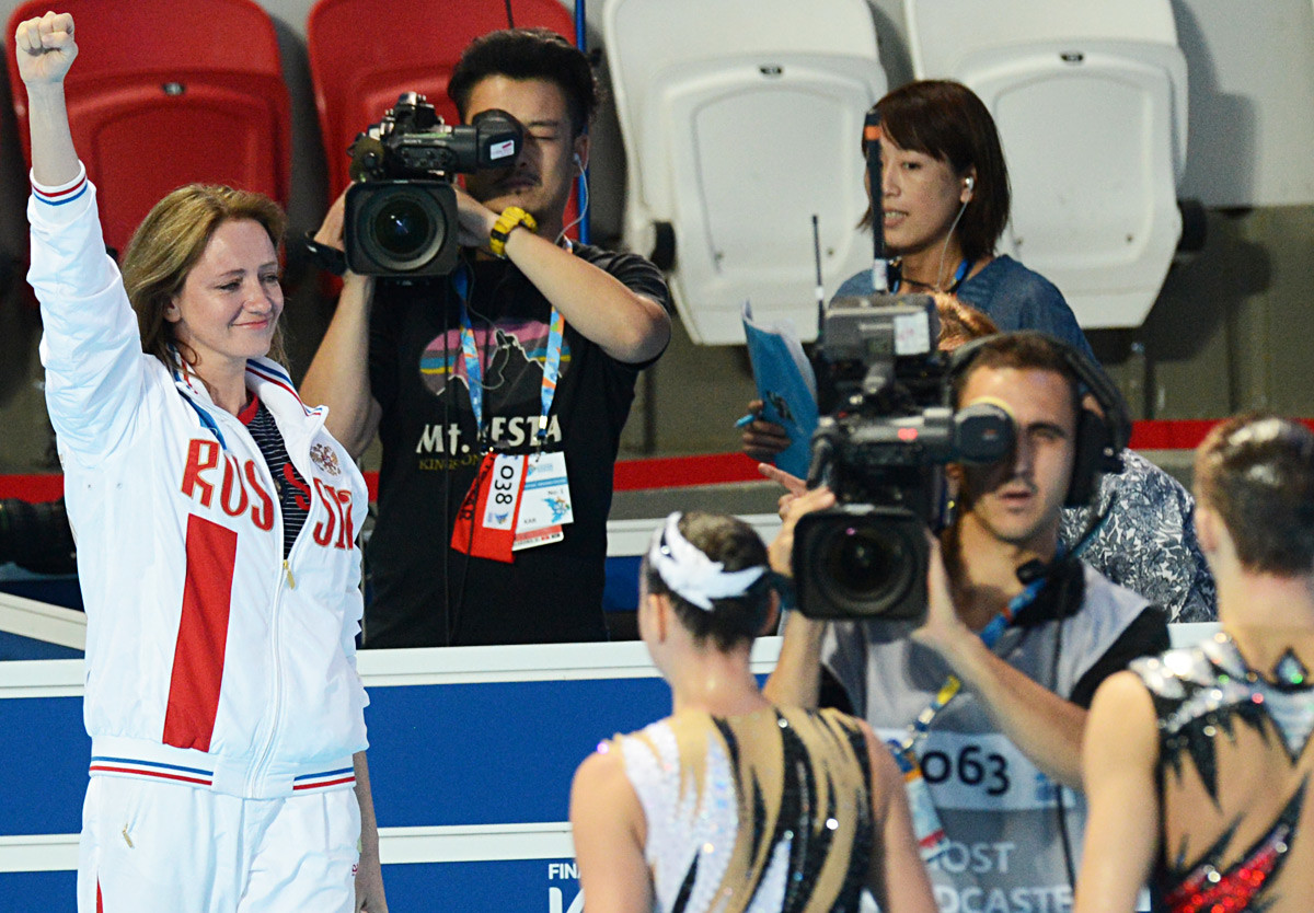 男女混合デュエットロシア代表のガーナ・マクシモワコーチとアレクサンドル・マリツェフ選手とダリナ・ヴァリトワ選手。選手らが決勝戦の混合デュエット・フリールーティンを演じた後。2015年世界水泳選手権、カザン。