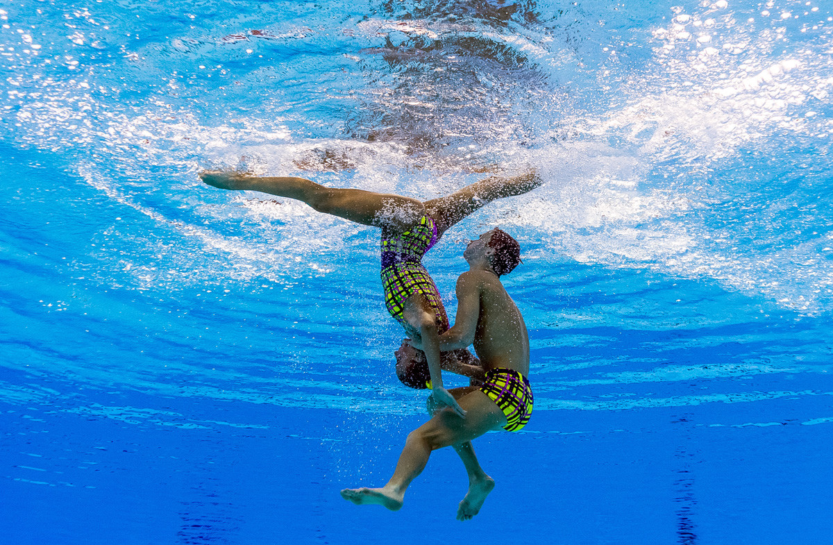 混合デュエット・フリールーティンを演じるロシア代表のアレクサンドル・マリツェフ選手とミカエラ・カランチャ選手。2017年世界水泳選手権、ブダペスト、 2017年7月21日。
