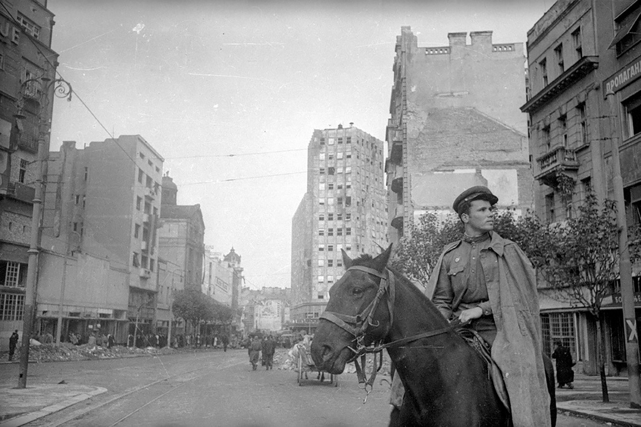 Совјетски коњаник. Београд, 1944.