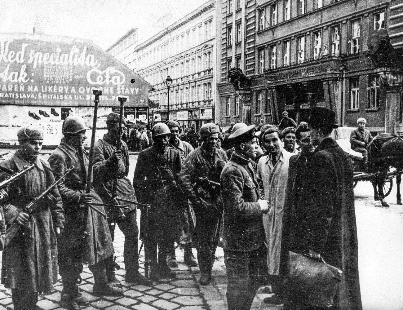 Совјетски борци разговарају са житељима Братиславе.