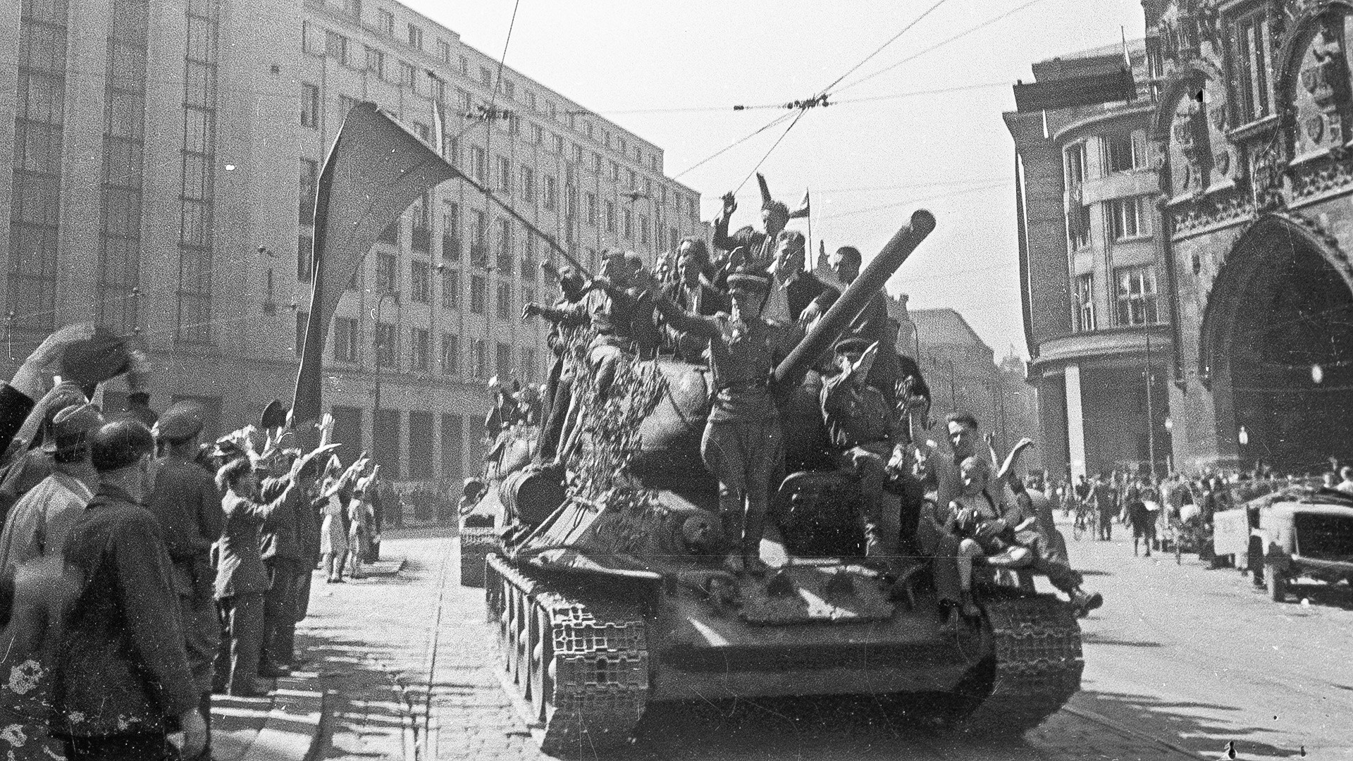 Житељи Прага дочекују совјетске ослободиоце. Велики отаџбински рат 1941-1945.