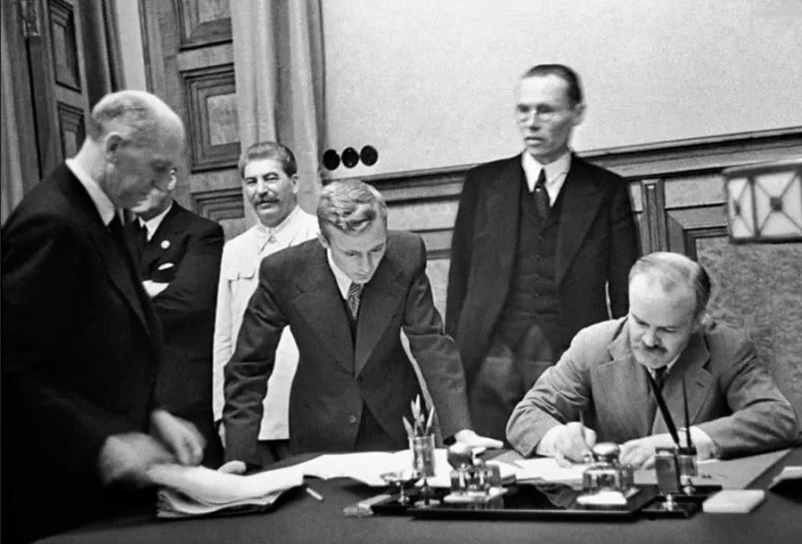 Der sowjetische Volkskommissar für Auswärtige Angelegenheiten Wjatscheslaw Molotow unterzeichnet den deutsch-sowjetischen Grenz- und Freundschaftsvertrag.