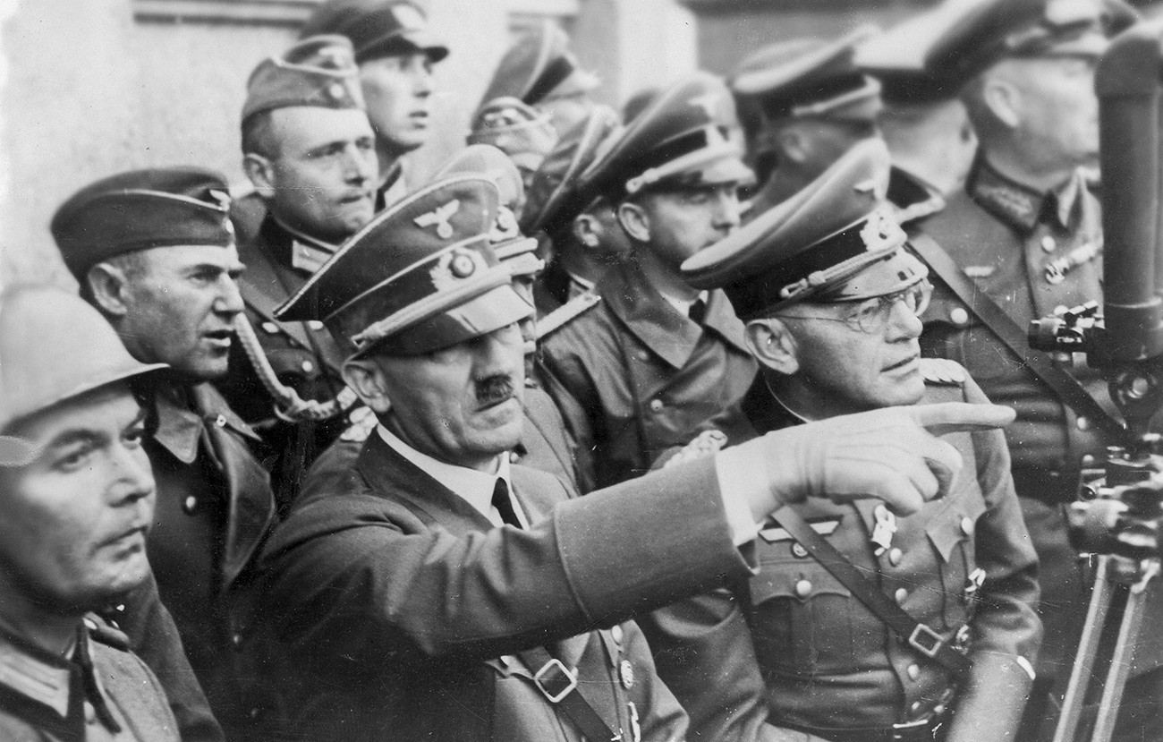 Adolf Hitler mit Soldaten und Offizieren während der Kämpfe für Warschau