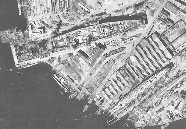 Бродоградилиштето „Орџоникиѕе“ во Ленинград каде биле правени воените бродови „Советски Сојуз“ и „Чкалов“ снимено на 26 јуни 1941 година од германски извидувачки авион.