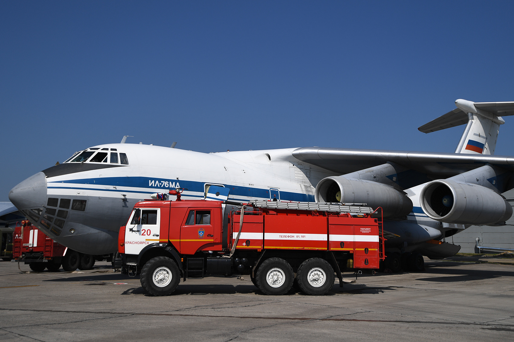 Un avion Il-76 engagé dans l'extinction des feux de forêt à l'aéroport Emelianovo de Krasnoïarsk