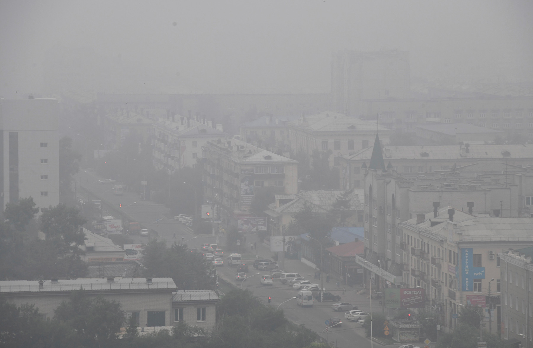 Der starke Rauch umhüllt das Zentrum der sibirischen Stadt Tschita