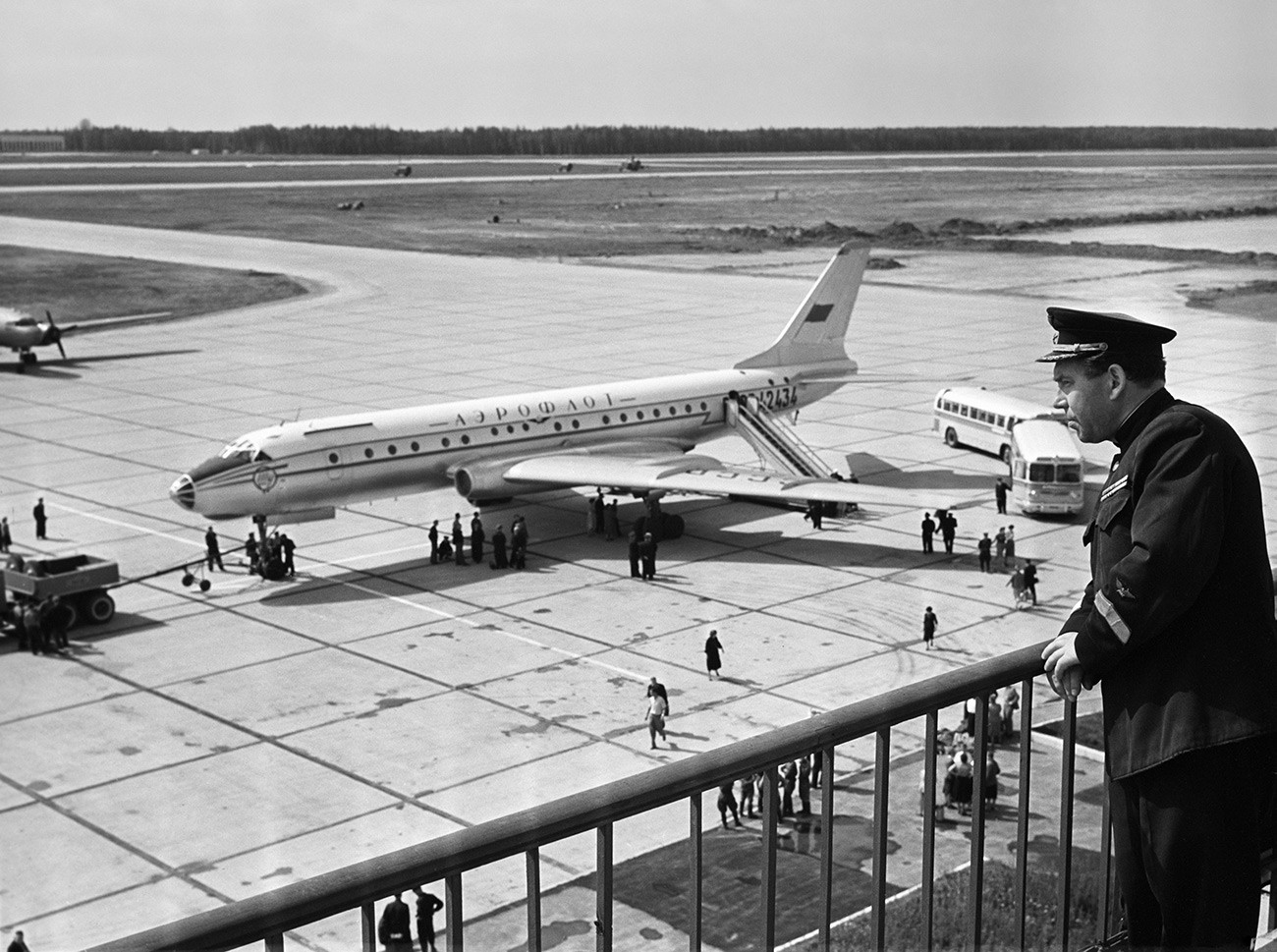 L'avion Tu-104 arrivé de Leningrad à Moscou