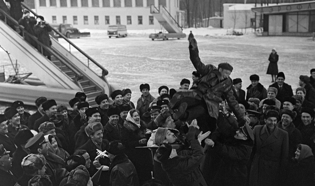 Встреча экспедиции Москва - Антарктида - Москва в аэропорту Шереметьево, 1962. 
