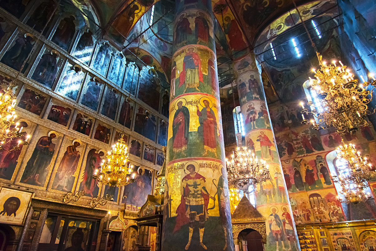 Der Innenraum der Mariä-Entschlafens-Kathedrale in Moskau