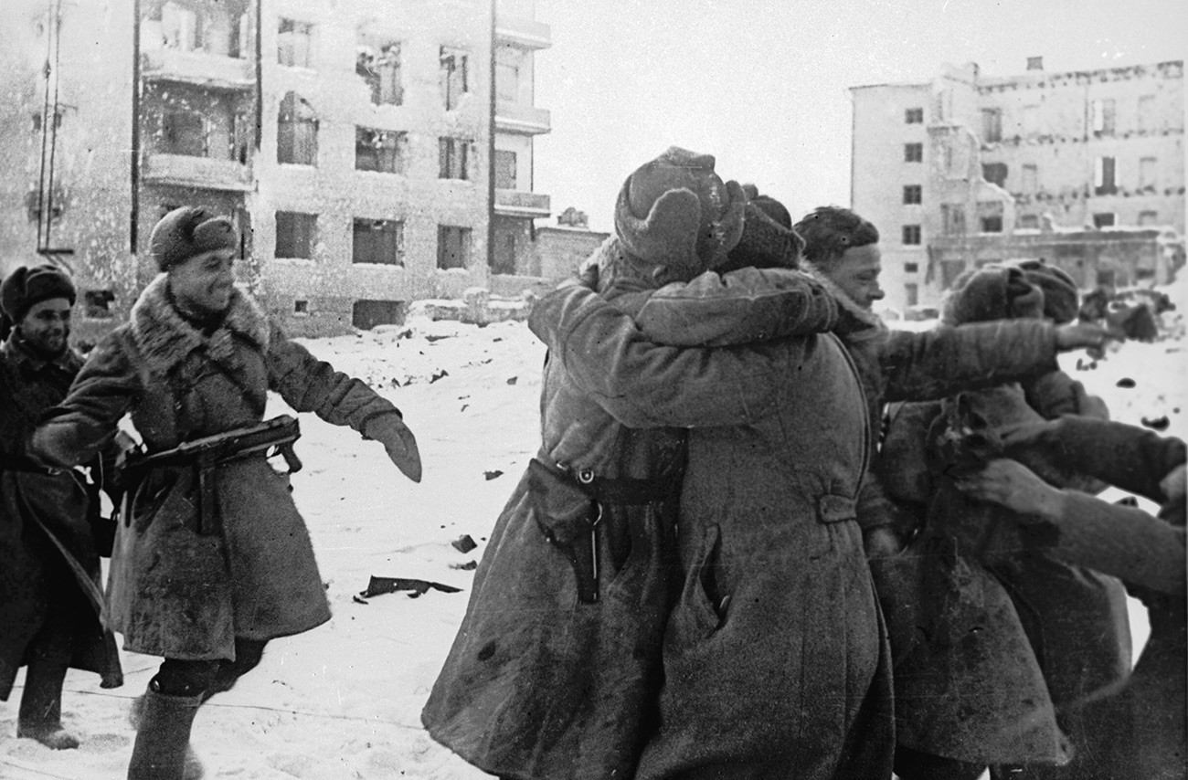 Pozdravljanje sovjetskih vojakov, ki so se soočali z nacisti v Stalingradu.