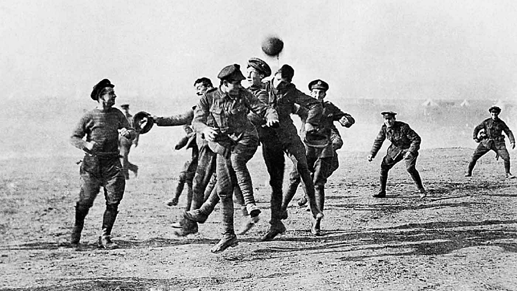 Soldados juegan al fútbol en la tierra de nadie durante la Tregua de Navidad, 1914.