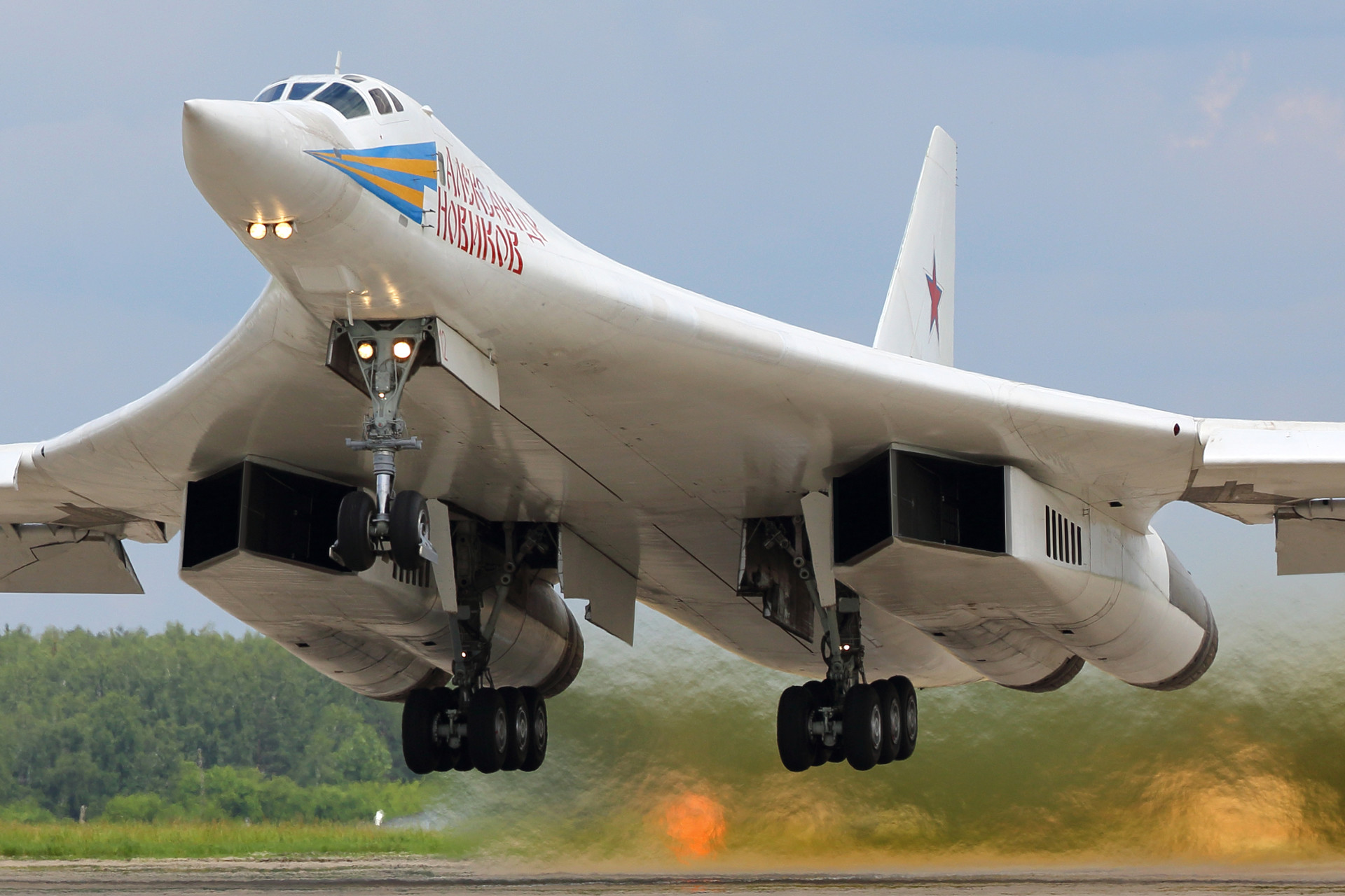 El bombardero supersónico Tu-160 apodado "Cisne blanco"