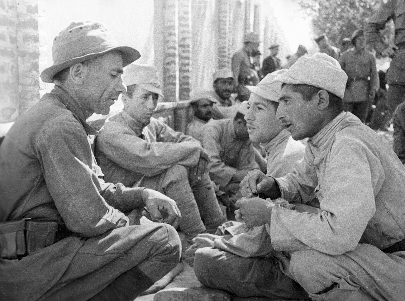 The Red Army man talks to a soldier of the Iranian army, which laid down arms.