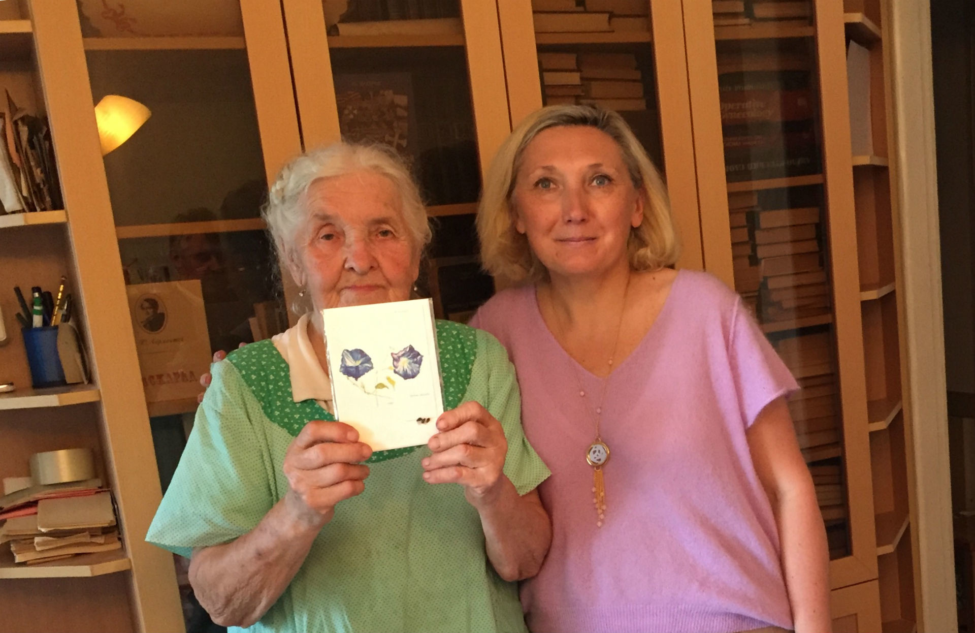 Zoya Arrignon et Olga Ogourtsova, épouse du vétéran russe, présentant la carte comprenant des graines à planter, remise pour l'occasion et ornée d'une aquarelle réalisée par la mère de Frédéric Mourier