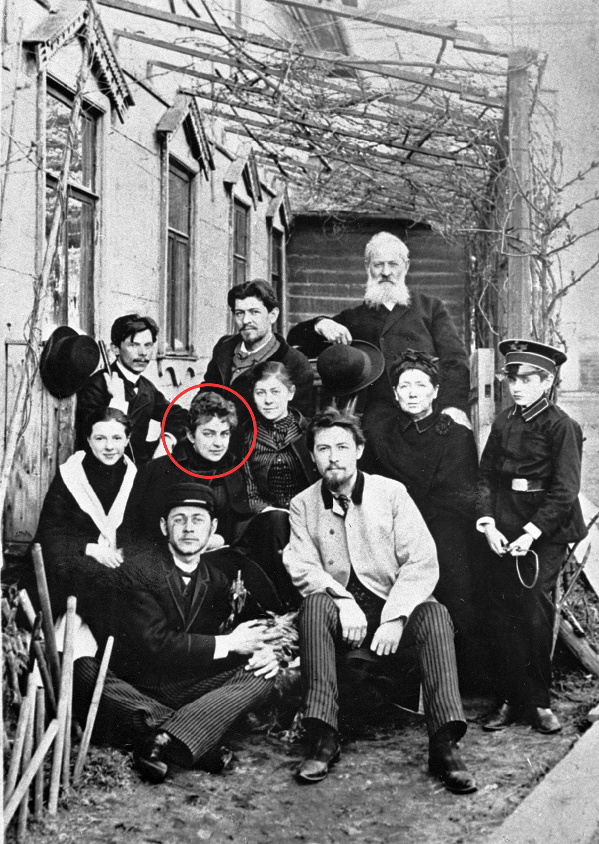 Anton Tschechow mit der Familie und Freunden. Im roten Zirkel ist Lika Misinowa.