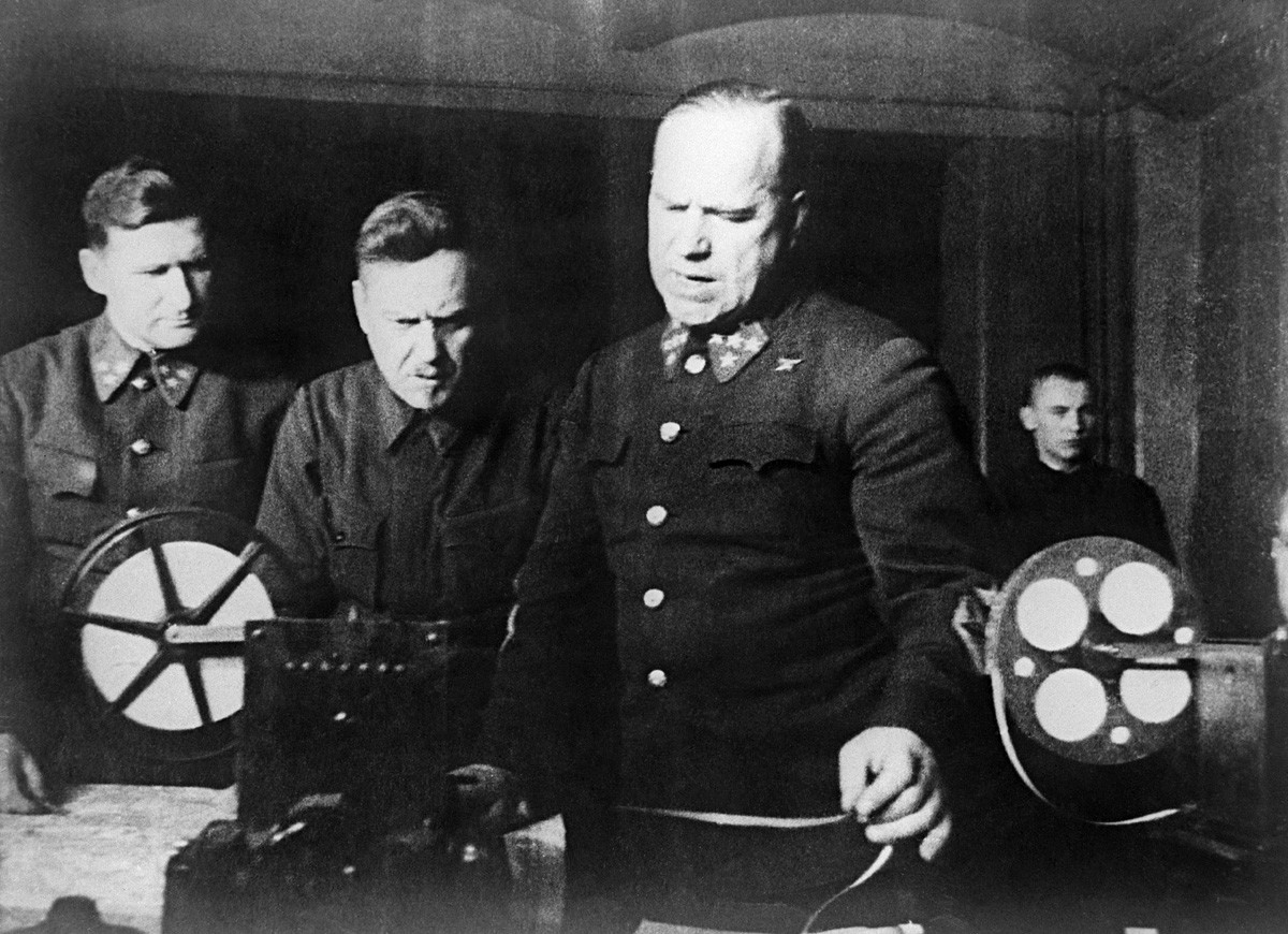 Der Marschall der Sowjetunion Georgi Schukow im Hauptquartier der Westfront während der Schlacht um Moskau