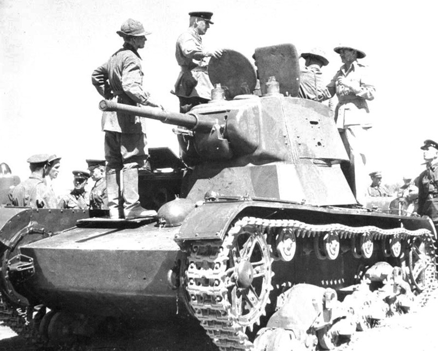 Британски војници заинтересирано разгледуваат борбен тенк Т-26 по средбата со советските единици во Иран.