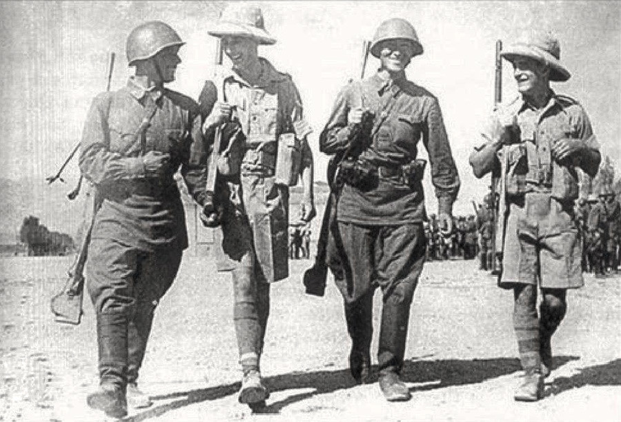 Sovjetski in britanski vojaki z ramo ob rami v Iranu, 1941