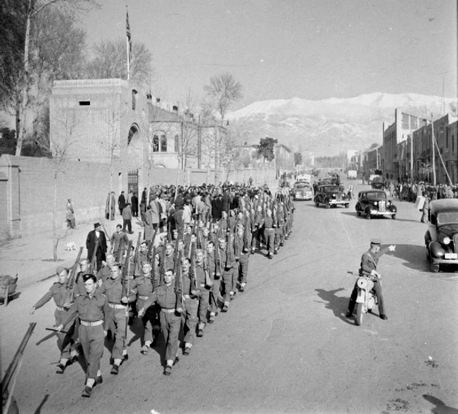 Pripadniki britanske 2nd Northamptonshire Yeomanry korakajo po ulicah Teherana, 1943.