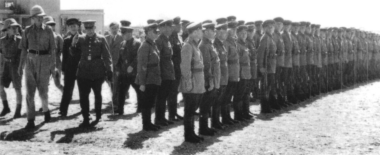 Sovjetski general Novikov in britanski brigadni general Turks pregledujeta paradni postroj sovjetskih sil v Teheranu.