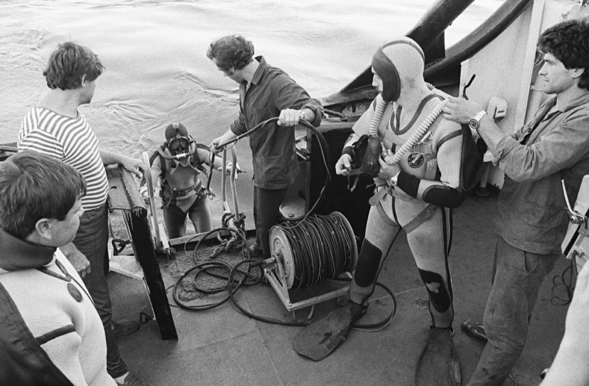 Краснодарски крај, СССР, 7. септембар 1986. Рониоци на броду „Аметист“ пред потрагу за преживелима са потонулог путничког брода „Адмирал Нахимов“.