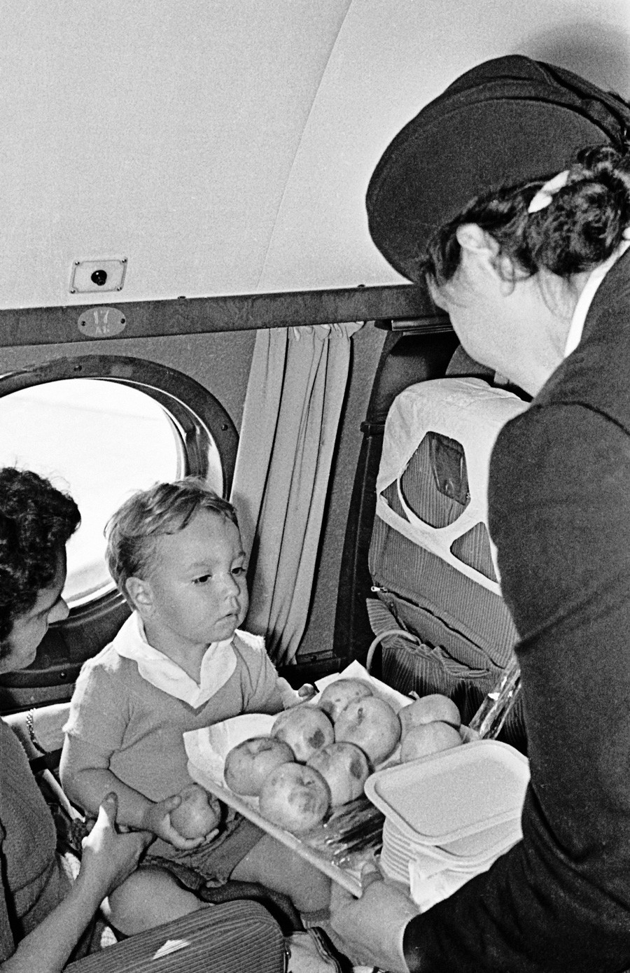 Стјуардеса опслужује путнике у авиону Ту-104 за време лета.
