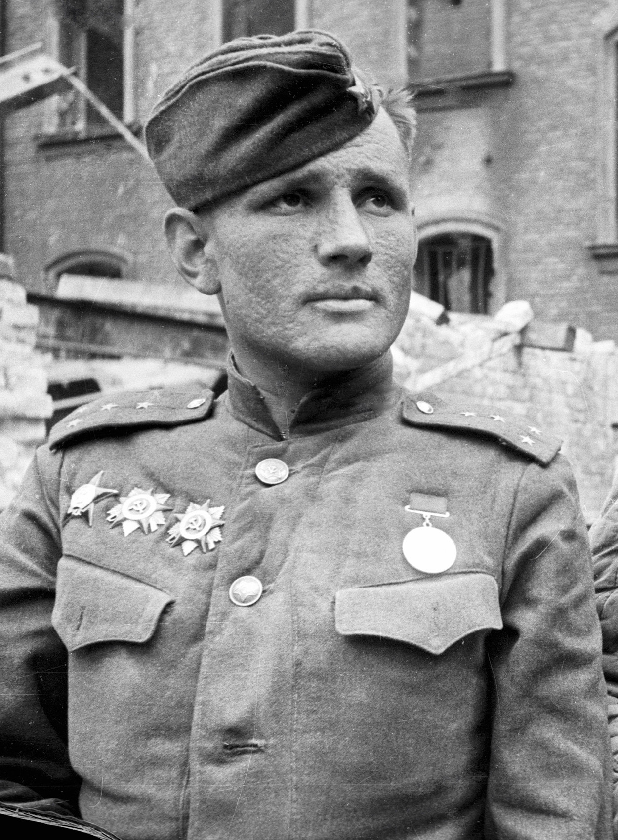 Stepan Neustroev (1922 – 1998), seorang perwira Soviet, komandan Batalion ke-1 di Resimen ke-756 Divisi Senapan ke-150. Unitnya menyerbu Reichstag.