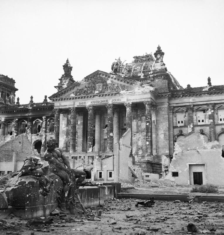 Gedung Reichstag setelah dikuasi pasukan Soviet, Juni 1945.