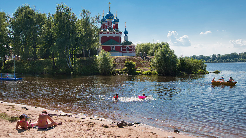 Rijeka Volga i crkva sv. Dmitrija na krvi
