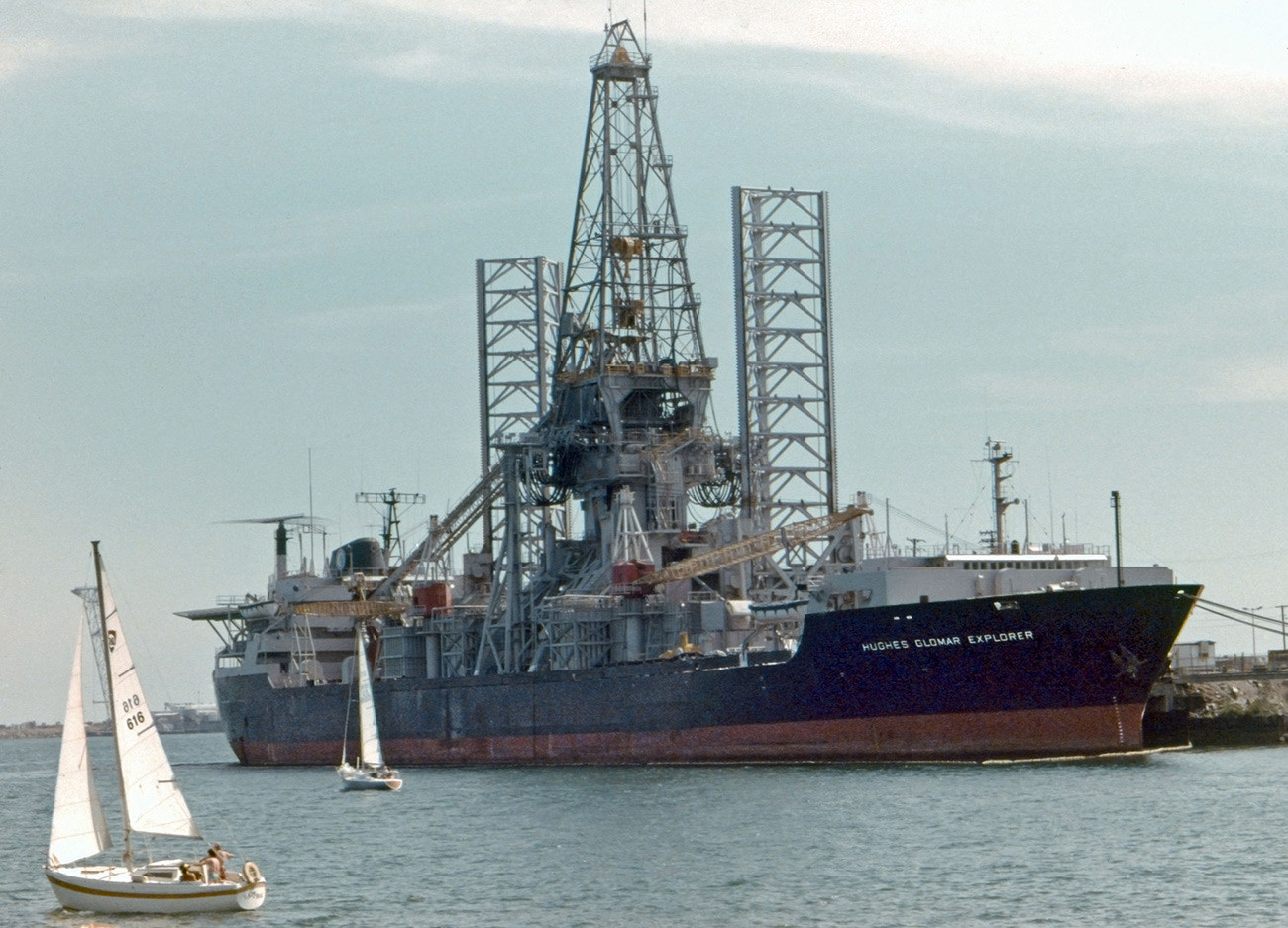 Брод Hughes Glomar Explorer укотвљен у луци Лонг Бич, Калифорнија. Овај брод је 1974. покушао да подигне совјетску подморницу која је потонула у Тихом океану 1968. године.