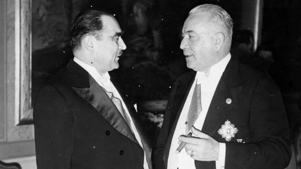 Председник владе Југославије Стојадиновић (лево) у разговору са немачким министром иностраних послова фон Нојратом, јануар 1938.