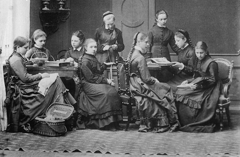 Для девочек работали отдельные гимназии. На фото - выпускная группа женской гимназии № 1 в Нижнем Новгороде,1890-е.