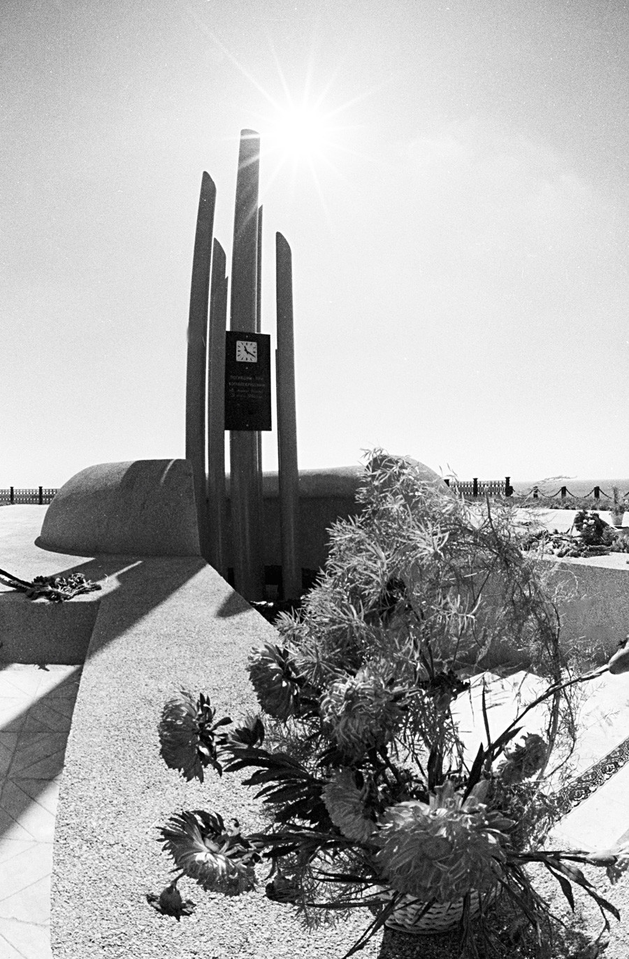 Obelisco que conmemora a los víctimas del naufragio del barco Almirante Najímov.