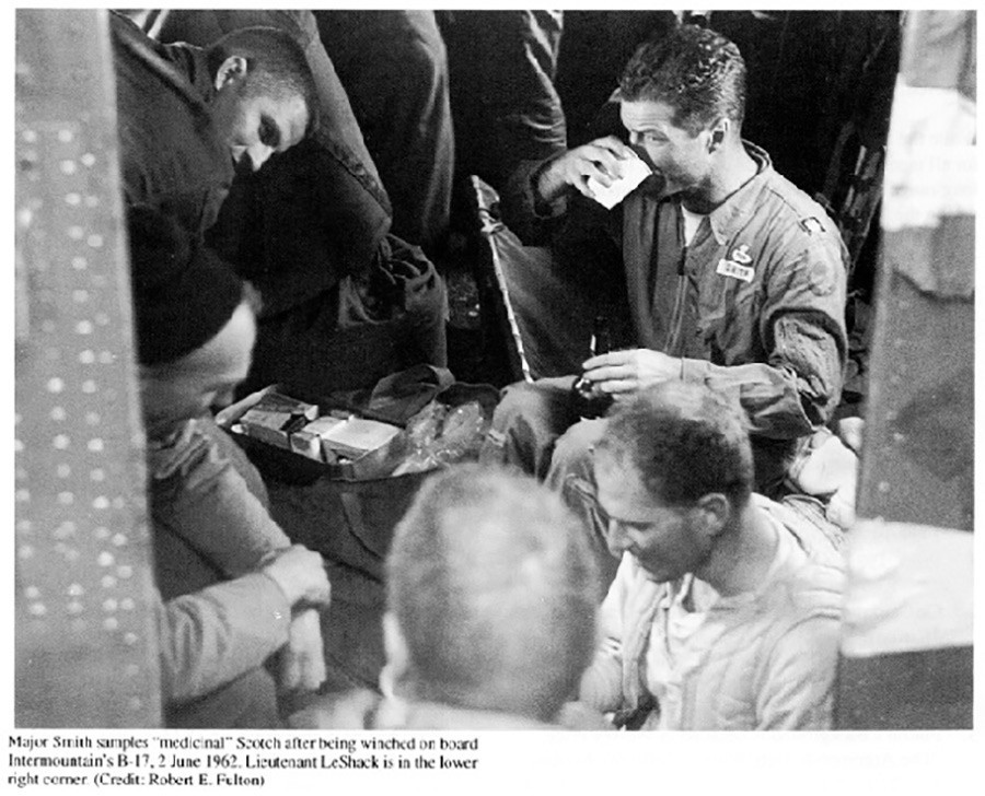 Мајорот Смит дегустира „медицински “ скоч во авионот Б-17, 2 јуни 1962 година
