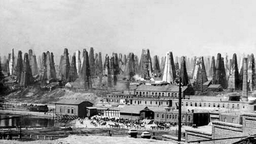 Naftne vrtine v Balahanih (vas blizu Bakuja) konec 19. stoletja
