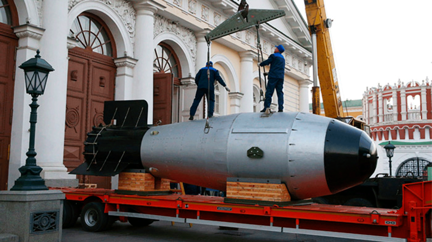 Modelo da bomba termonuclear AN602 em exposição dedicada aos 70 anos da indústria nuclear “A reação em cadeia”, no centro de Moscou
