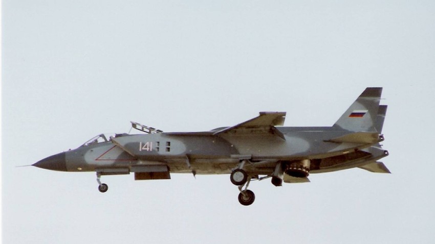 Jak-141 lebdi v zraku (1992).