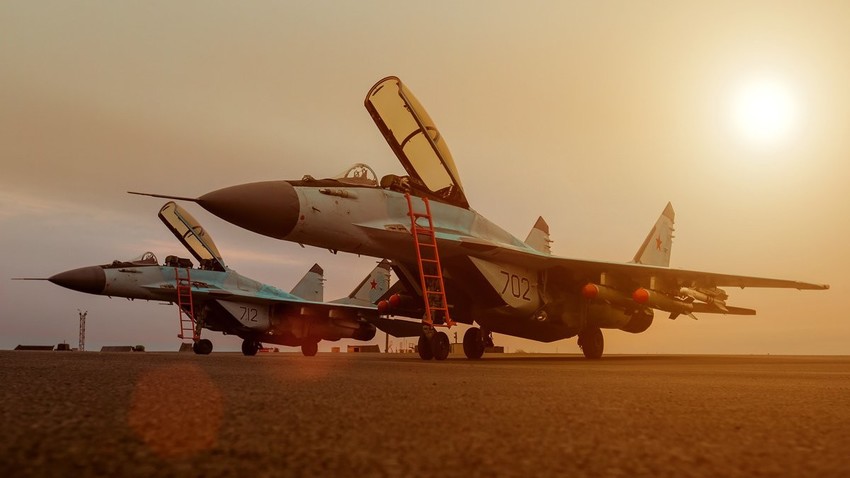 Dvojica lovcev MiG-35 pred vzletom