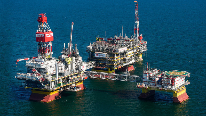 Стационарна платформа на „Лукоил“ на нафтено-гасното поле „Владимир Филановски“ во северниот дел на Каспиското Море.