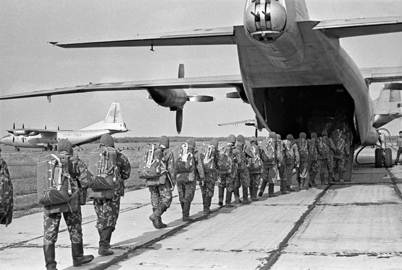 Sovjetski padalci vstopajo na vojaško transportno letalo An-12