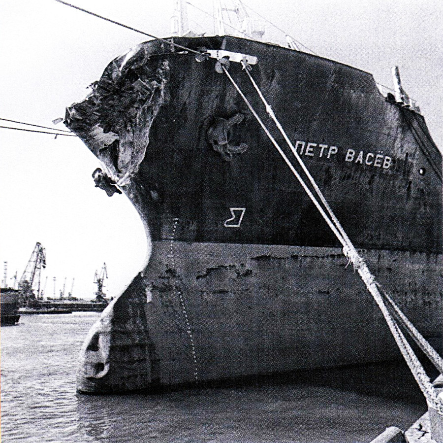 Kondisi kapal barang Pyotr Vasev yang menghantam Kapal penumpang Admiral Nakhimov.