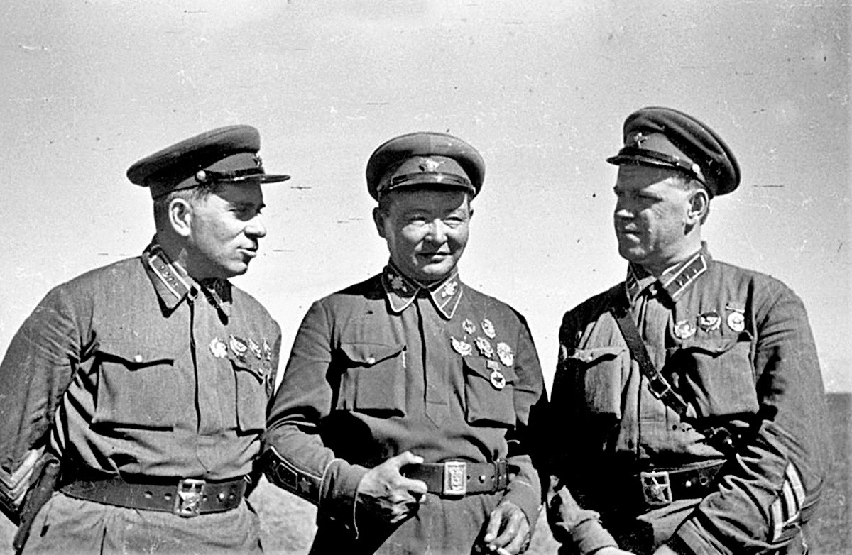 Генерал Григорий Щерн, маршалът на Монголската народна република Хорлоогийн Чойбалсан и Георгий Жуков на командния пост Хамар Дабан, 1939 г. 