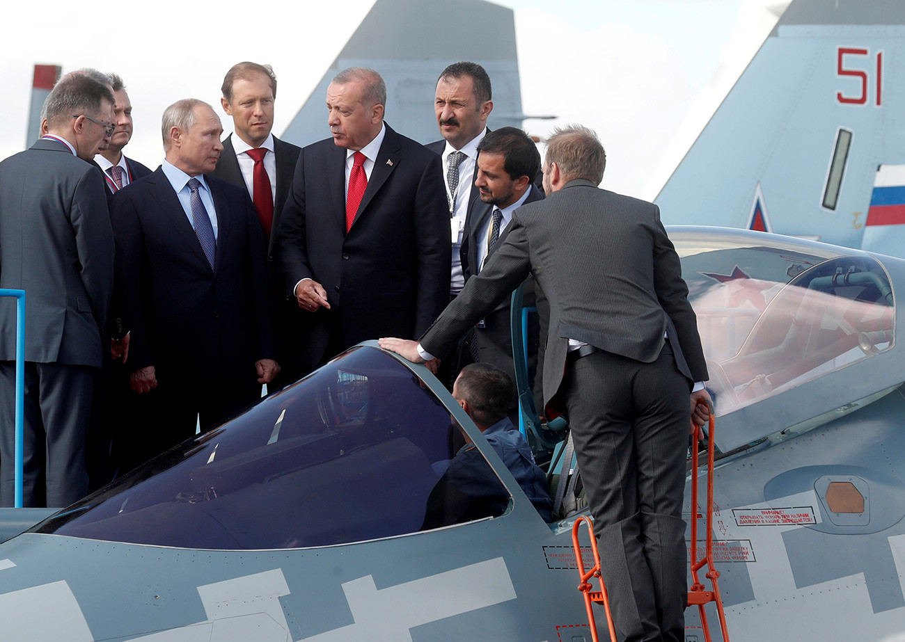Ruski predsednik Vladimir Putin in njegov turški kolega Recep Tayyip Erdogan sta si od blizu ogledala lovec Su-57.