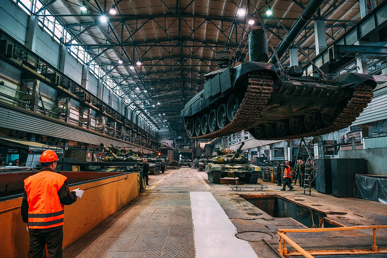 Tank T-90 na platformi za hidravlično testiranje oklepne tehnike v tovarni Uralvagonzavoda.